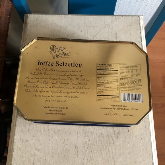 Vintage Holiday Tin - Picture 3 of 4